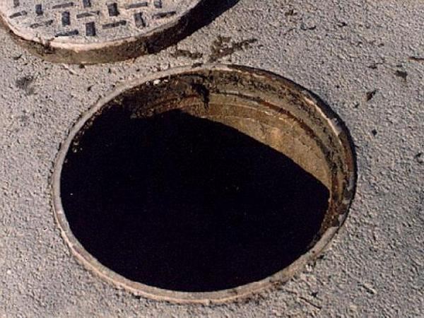 В Кременчуге человек провалился в канализационный колодец
