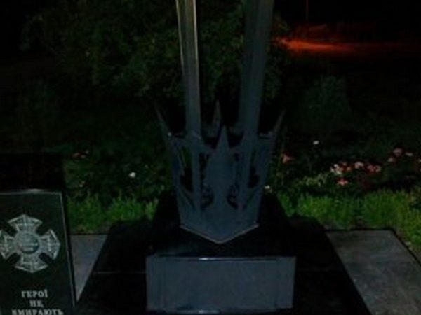 В Кременчуге подожгли мемориальный знак Героям АТО