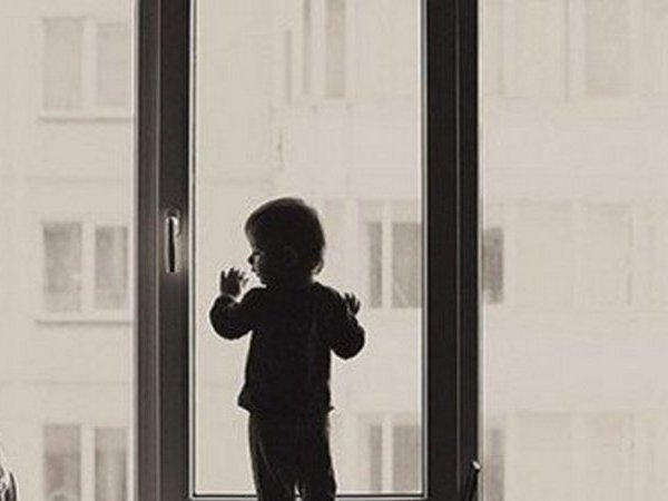 В Кременчуге ребенок выпал из окна второго этажа