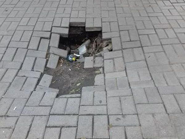Провал в центре Кременчуга постепенно превращается в мусорку
