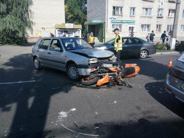 В центе Кременчуге мотоцикл столкнулся с автомобилем