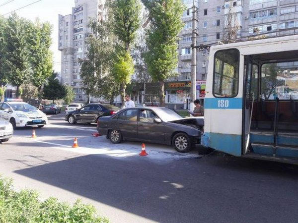 В Кременчуге автомобиль врезался в троллейбус