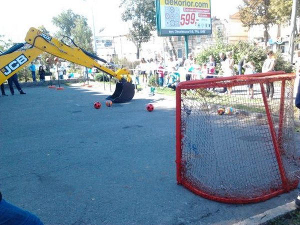 Сотрудники «Кременчугводоканала» сыграли в экскаваторный футбол с коллегами из Полтавы