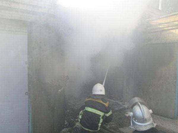 Кременчугские пожарники тушили гараж