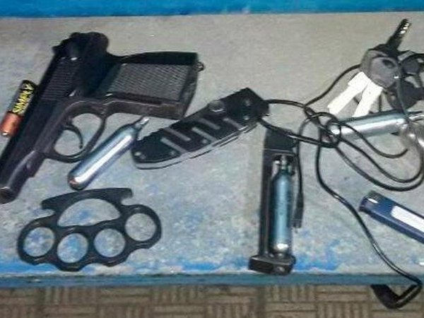 Полиция задержала кременчужанина с наркотиками, кастетом и пистолетом