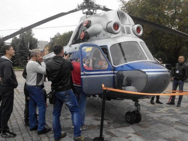 В центре Кременчуга «выставили» вертолет и автомобили
