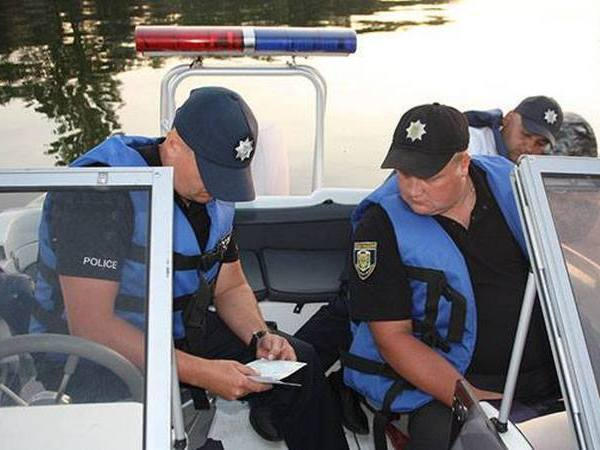 Кременчугские полицейские ловили нарушителей на воде