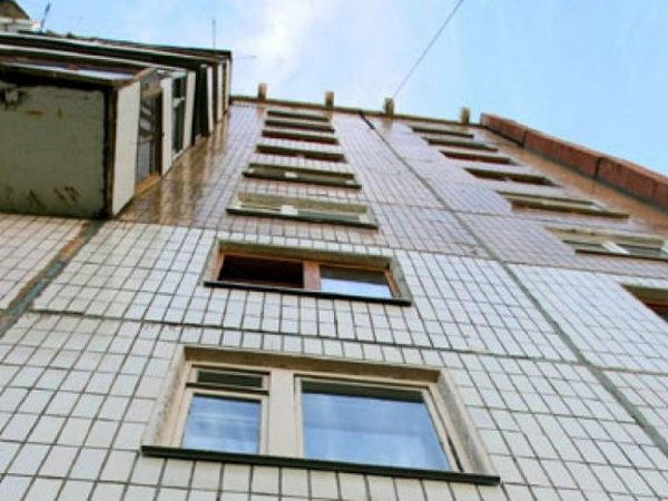 В Кременчуге пьяный мужчина выпрыгнул из окна 9-этажного дома