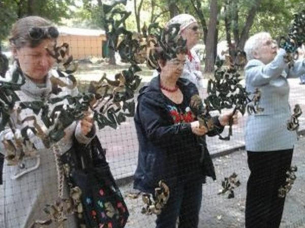 Кременчугские пенсионеры бьют рекорды по плетению маскировочных сетей