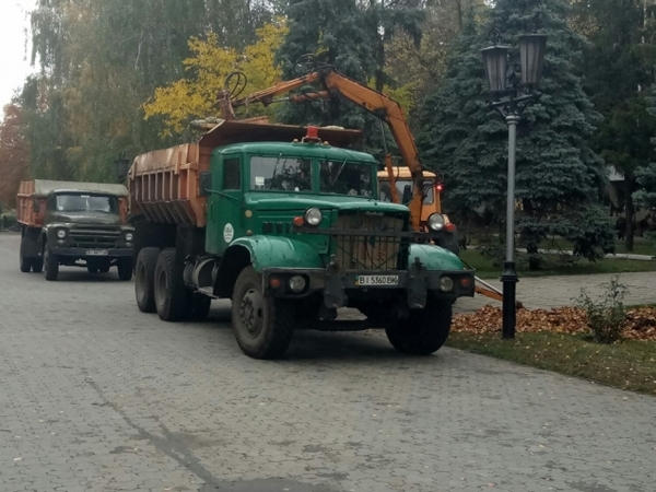 Кременчугские коммунальщики опередили события и приступили к сбору опавшей листвы