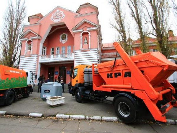 В Кременчуге губернатор Полтавской области посетил выставку коммунальной техники