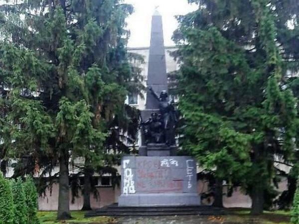 В Кременчуге памятник «Борцам за власть советов» пострадал от рук вандалов
