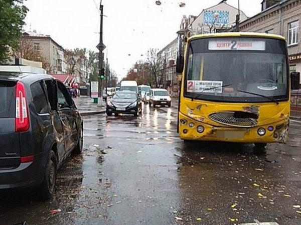 В Кременчуге столкнулись автобус и иномарка
