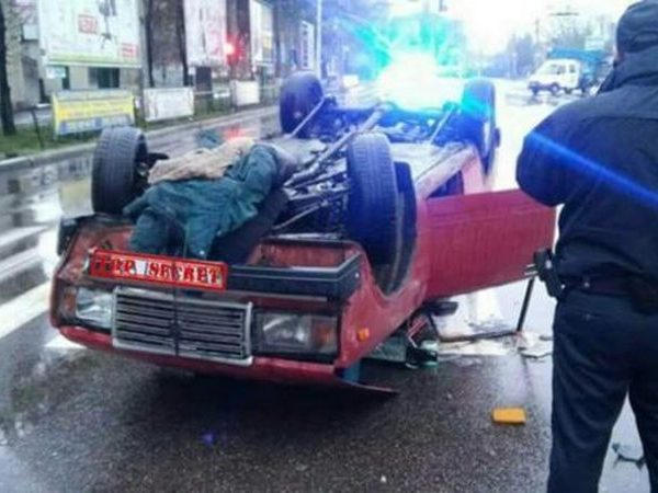 В Кременчуге «Жигуль» перевернулся на крышу: водителя госпитализировали