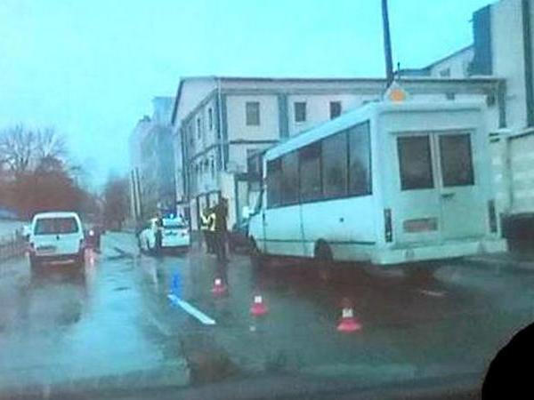 В Кременчуге водитель маршрутки врезался в троллейбус и поехал дальше