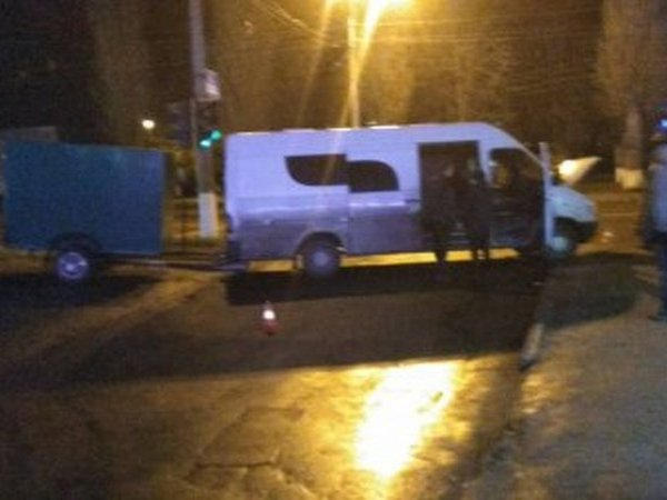 В Кременчуге пылающий микроавтобус врезался в электроопору