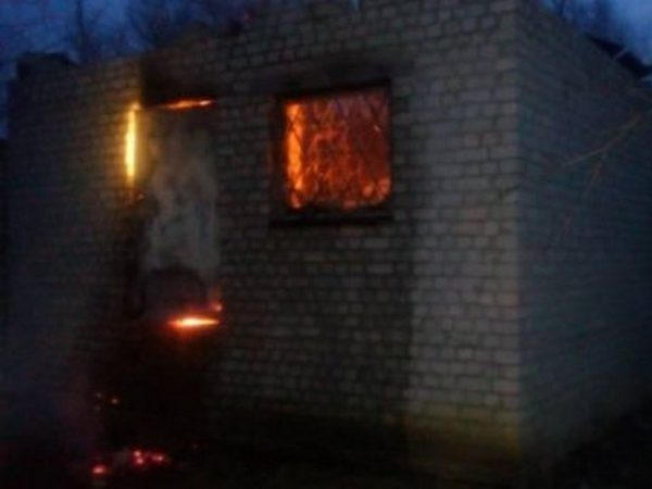 В Кременчуге на берегу Днепра загорелся дом