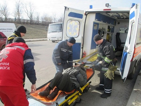 Кременчугские спасатели вытянули из ямы бездомного, который сам не мог передвигаться