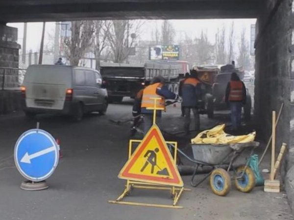Дорожники ликвидируют ямы на дорогах Кременчуга