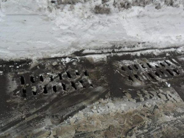 Кременчугские дорожники занялись расчисткой ливневых канализаций