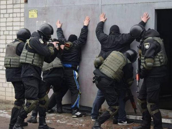 Кременчугская полиция задержала преступников и освободила заложников