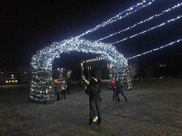 В Кременчуге новогодняя арка простоит до Масленицы