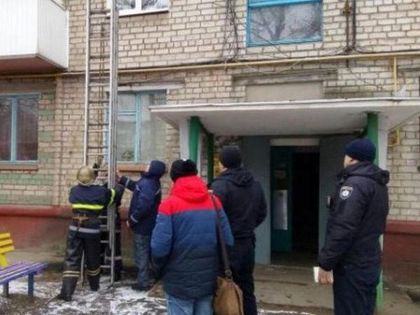 Кременчугские спасатели помогли медикам попасть в квартиру пенсионера