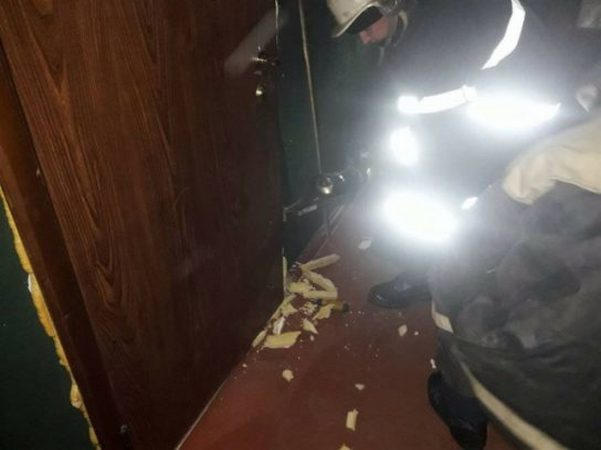 Кременчугские спасатели ломали дверь, пока мужчина крепко спал