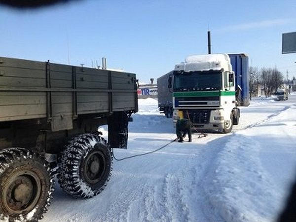 Кременчугские спасатели больше суток освобождали грузовики из снежного плена