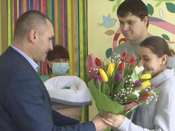 В Кременчугском родильном доме выдали 2-тысячное свидетельство о рождении