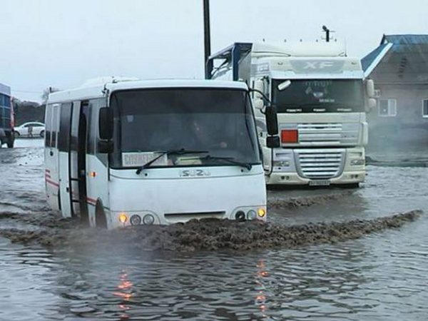 На трассе «Кременчуг-Полтава» десятки машин затопило водой