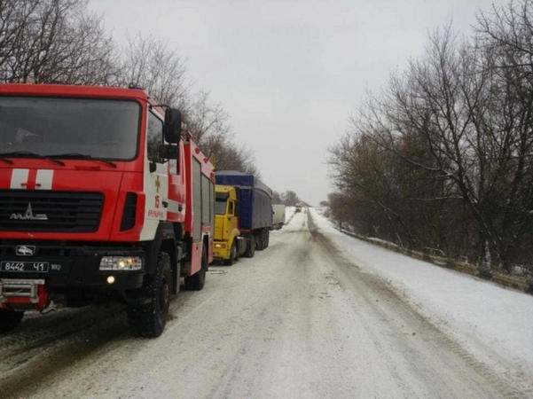 Кременчугские спасатели ликвидировали пробку из грузовиков и вытащили трактор из люка