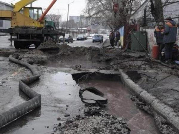 В Кременчуге решили проблему прорыва канализационного коллектора