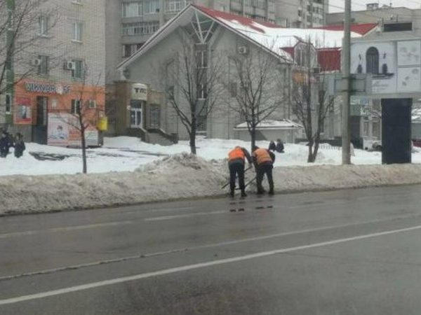 Кременчугские дорожники бросили все силы на расчистку ливневок