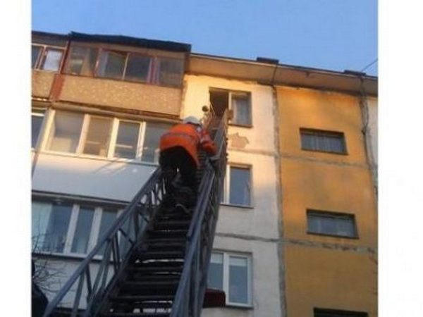Кременчугские спасатели снимали 4-летнего ребенка с 5 этажа