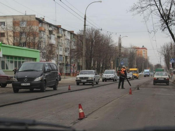 За неделю кременчугские дорожники отремонтировали 5 тыс. кв. м дорожного покрытия