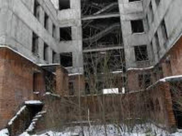 В Кременчуге 14-летняя девочка упала со второго этажа недостроенного здания