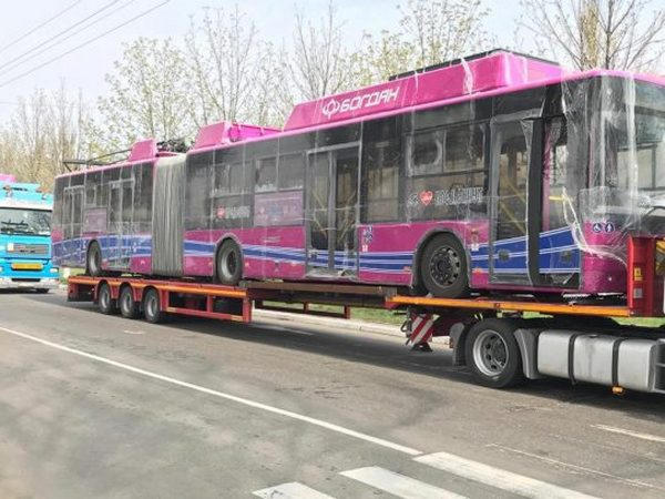 В Кременчуг доставили еще два новых троллейбуса