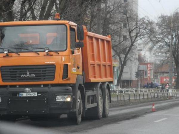 В Кременчуге на улице Троицкой начался ремонт дорожного покрытия