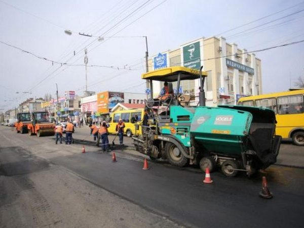 Кременчугские дорожники ремонтируют улицу Первомайскую