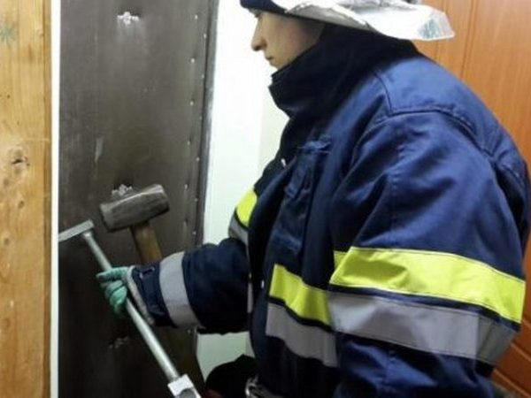 Кременчугские спасатели обнаружили за закрытыми дверями труп пенсионерки