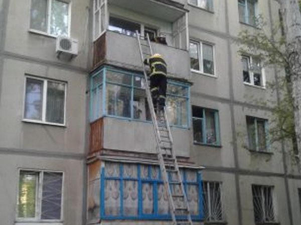 Кременчугские спасатели открывали дверь в квартиру больной пенсионерки