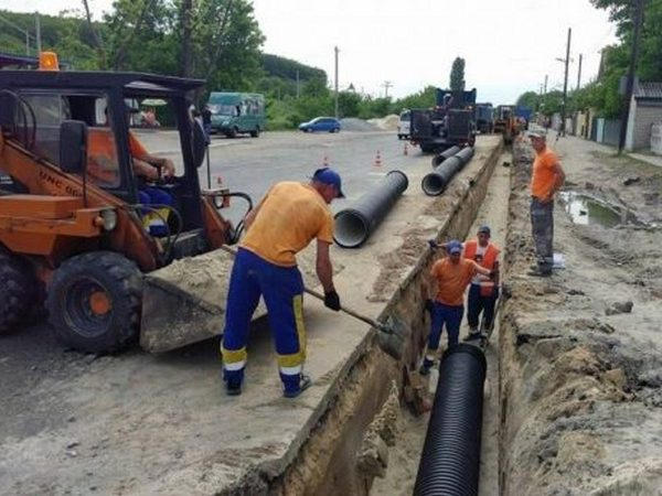 В Кременчуге продолжаются работы по реконструкции системы ливневой канализации