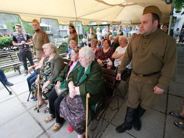 Пациентов госпиталя инвалидов войны и вооруженных сил поздравили с Днем Победы