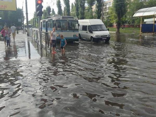 В некоторых районах Кременчуга произошло подтопление проезжей части