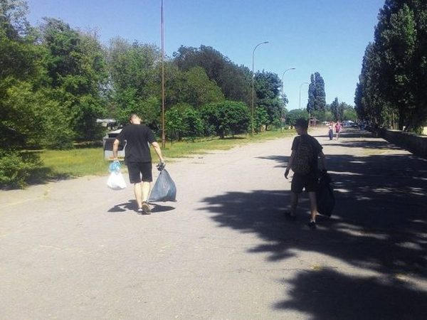 Активисты С14 Кременчуг устроили акцию по уборке набережной