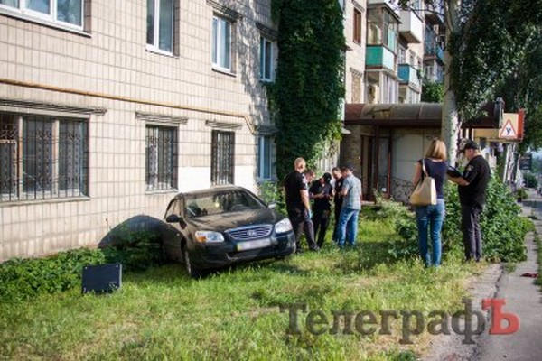 Угнанный в Кременчуге автомобиль был обнаружен припаркованным в стену