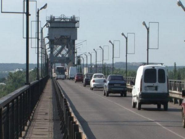 На Крюковском мосту на 2 дня ограничат движение транспорта