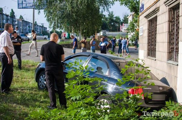 Угнанный в Кременчуге автомобиль был обнаружен припаркованным в стену