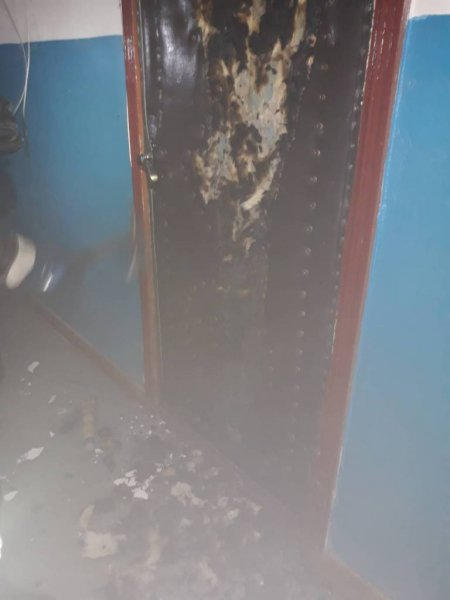 В одной из квартир кременчугской многоэтажки загорелись входные двери